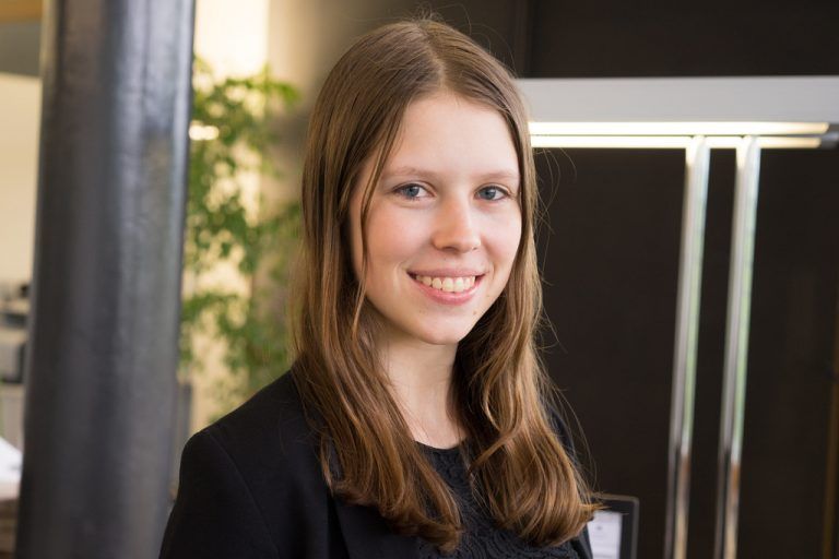 Elena Degasperi, OrganisationIch studiere BWL und lerne als Teilzeitbeschäftigte Geschäftsprozesse aus der Sicht der Praxis. Ich darf gerade ein Warenwirtschaftssystem einführen.