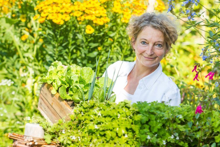 Elfgard Köb liebt es, wenn rund ums Haus die verschiedensten Pflanzen sprießen. Foto: VN/Steurer