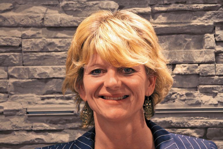 Elke Fischer,VerkaufViele Kunden wissen genau, was sie wollen. Das ist natürlich völlig okay. Aber schön ist es, wenn sie sich auf meine Beratung einlassen. Wenn es dann passt und ein glücklicher Mensch in den Spiegel schaut, dann ist das auch für mich eine Freude!