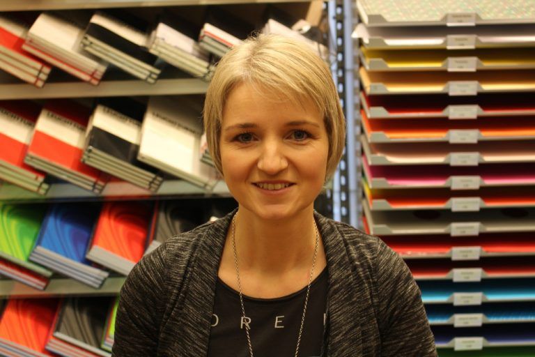 Elke Längle, Einzelhandelskauffau Ich kümmere mich um die Warenannahme, die Dekoration und bin im Verkauf tätig. Ich schätze vor allem die familiäre Atmosphäre des Betriebs.