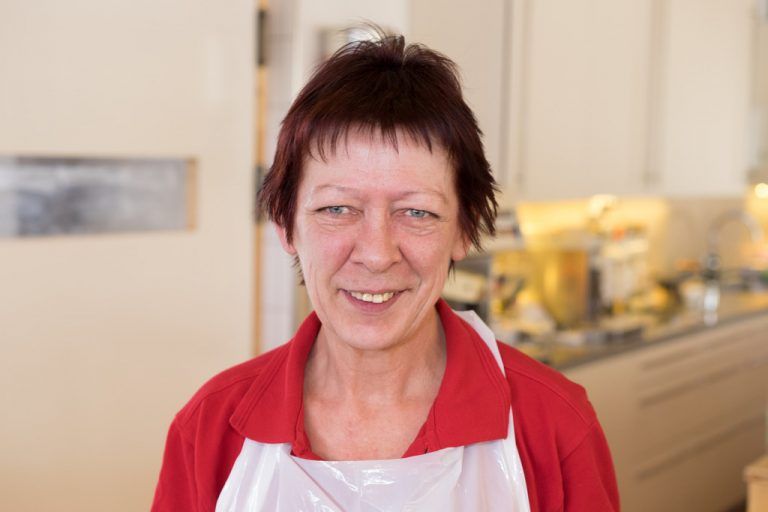 Elke Weiland, Abwäscherin und KüchenhilfeMir macht es einfach Spaß, hier zu arbeiten. Man hat Umgang mit Menschen, außerdem ist meine Tätigkeit sehr abwechslungsreich.