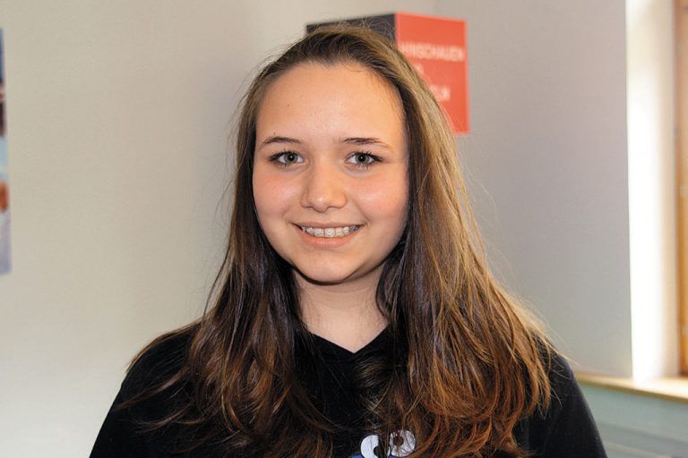Emma Lembcke<br />Dass wir so viele verschiedene Themenbereiche behandelt haben hat mir sehr gut gefallen, es war interessant, Genaueres zum Konsumverhalten zu erfahren. Alles Recherchierte in einer kleinen Journalisten-Gruppe zu einem Ergebnis zusammenzufassen, hat viel Spaß gemacht.