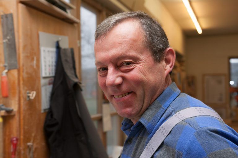 Engelbert Nigg, Tischler Ich arbeite jetzt schon 31 Jahre hier in der Tischlerei Pfefferkorn und es gibt immer wieder neue Herausforderungen. Überall muss man sehr genau und konzentriert arbeiten. Am liebsten ist mir der Möbelbau mit Massivholz.