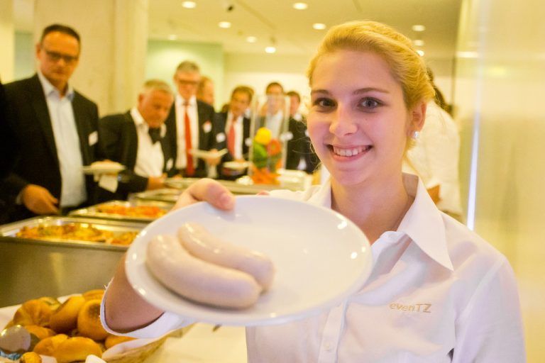 Entpuppte sich wieder als regelrechter Publikumsrenner: das Weißwurstessen zum Ausklang des Wirtschaftsforums.