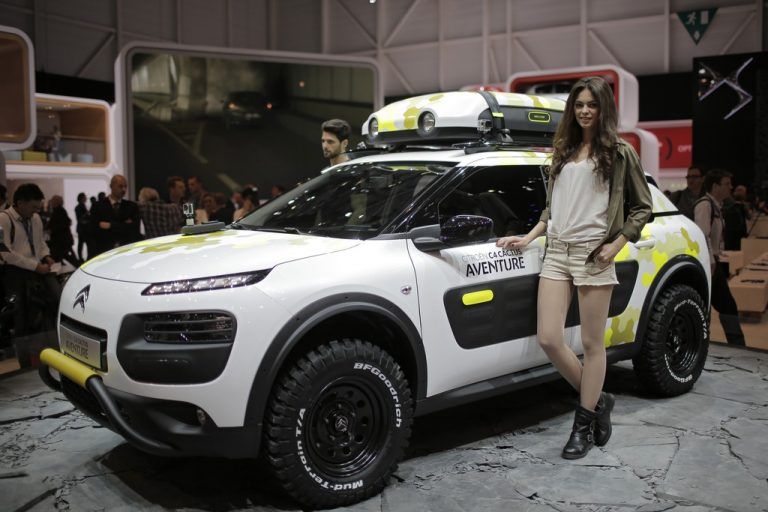 Er provoziert . . .. . . der Citroën C4 Cactus. ,,Cac“ fürs Design und ,,Tus“ für die Frau am Cactus-Volant, ätzte einer im Internet. So sehen wir das nicht. Wir halten dieses Gewächs für einen witzigen Schritt zur Vernunft. Das ,,Studentenauto“ ist wieder da.
