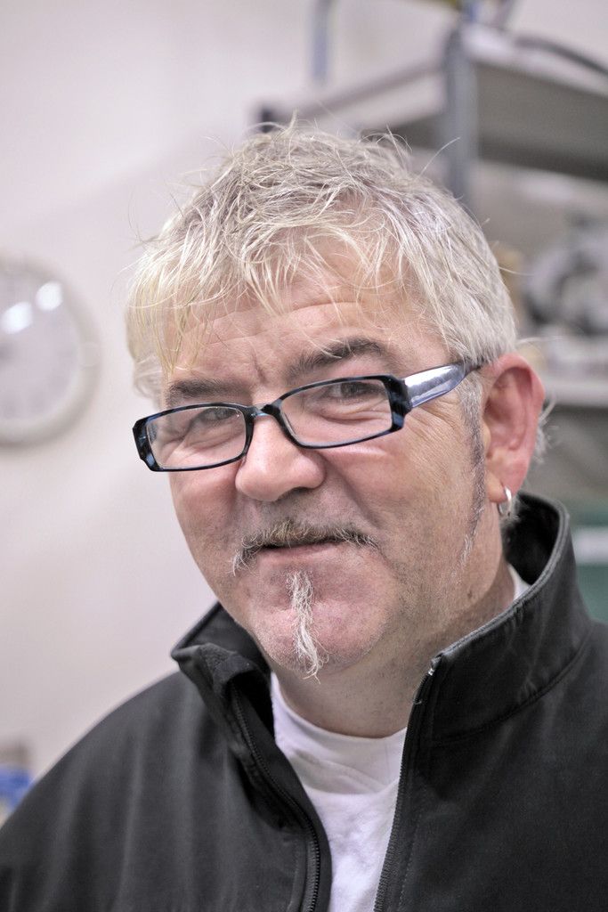 Erich Ehmann, MalerIch bin Allrounder und freue mich über jede Herausforderung. Am liebsten arbeite ich mit Tadelakt. Die Kunden erleben, wie ein Zimmer nach ihren Wünschen geformt wird und sind begeistert.