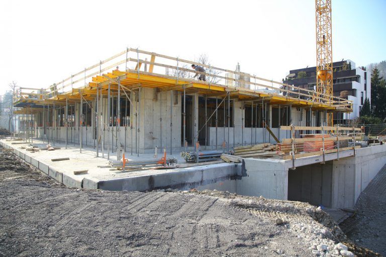 Erleichterungen im Baurecht lassen ebenso auf sich warten wie Neuerungen bei diversen Verordnungen. Foto: VN/Hofmeister