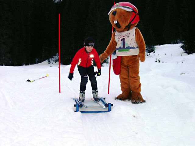 Erste Schritte mit BurmiIn Burmis Winterwelt fühlen sich Skieinsteiger auf den beiden Förderbändern und der leichten Piste besonders wohl.