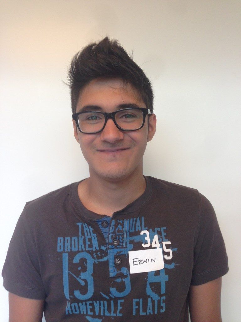 Erwin,17 Jahre, LustenauIch denke nicht, dass „Generation Maybe“ auf mich zutrifft, da man sich mit Hilfe und Beratung verschiedener Organisationen recht leicht entscheiden kann und das Richtige für sich findet. Unterstützung hole ich mir von meiner Familie und Organisationen.