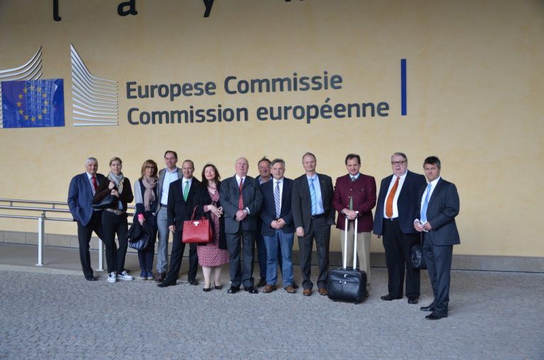 Europa transparent: Die Teilnehmer der VN-Wirtschaftsreise nutzten die Möglichkeit und diskutierten mit Vertretern der Europäischen Institutionen – im Bild vor der Europäischen Kommission in Brüssel. Fotos: VN/Scalet