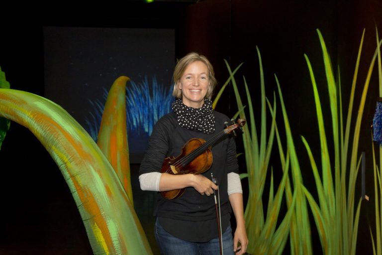 Eva-Maria Reisinger vor der Opernkulisse im Festspielhaus. Foto: VN/Paulitsch