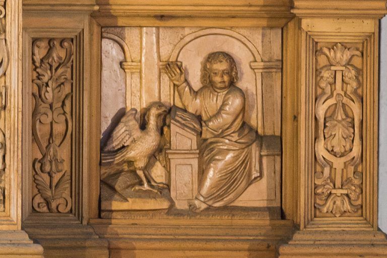 Evangelist Johanneswird mit dem Adler als Symbol dargestellt. Warum? Der hl. Hieronymus liefert folgende Deutung des Adlers als Symbol des vierten Evangelisten: „Johannes erhielt den Adler, weil er im Prolog über das Wort, das am Anfang bei Gott war, höher steigt als die anderen Evangelisten.“