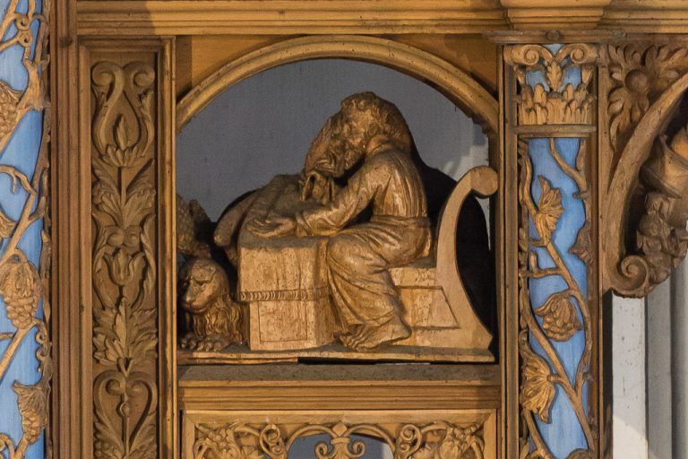 Evangelist MarkusNach alter Tradition erster Bischof von Alexandria und Begründer der koptischen Kirche, der Verfasser des Markusevangeliums. Markus wird mit dem Löwen dargestellt, weil im Auftreten Jesu die messianische Zeit beginnt, in der selbst Löwen Frieden halten.