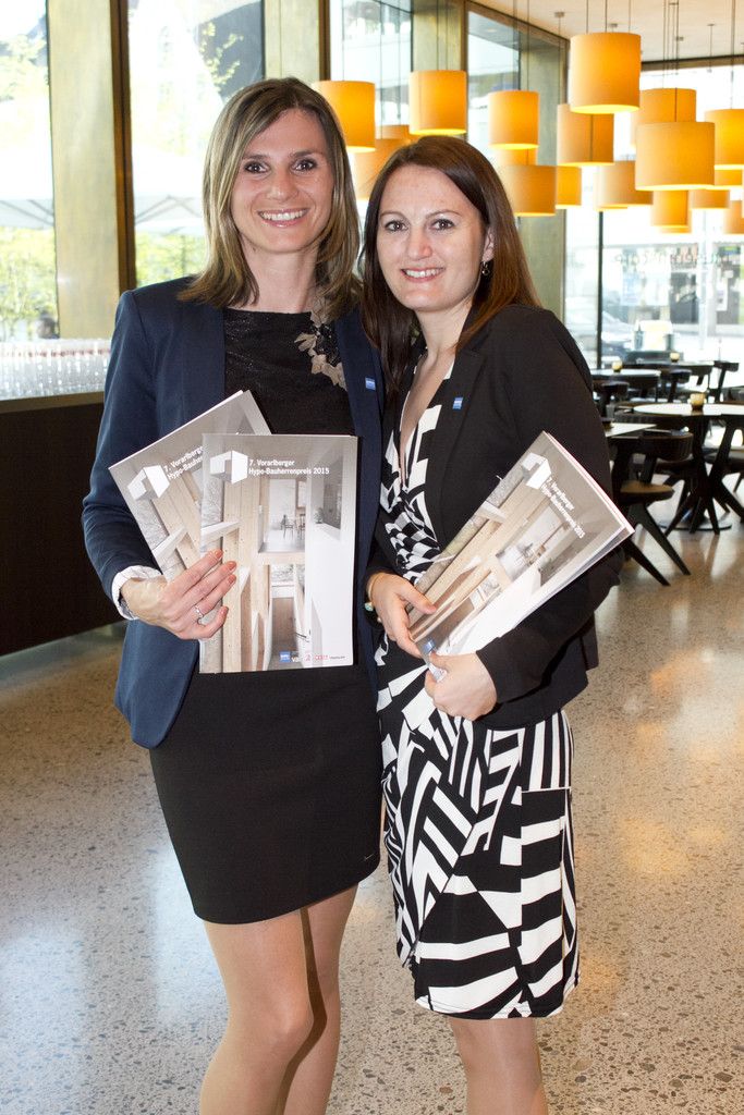 Evi Reimair (l.) und Sabrina Hajek mit dem Bauherren-Magazin.