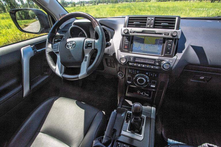 Exklusiver Geländewagen: viel Holz und Leder.