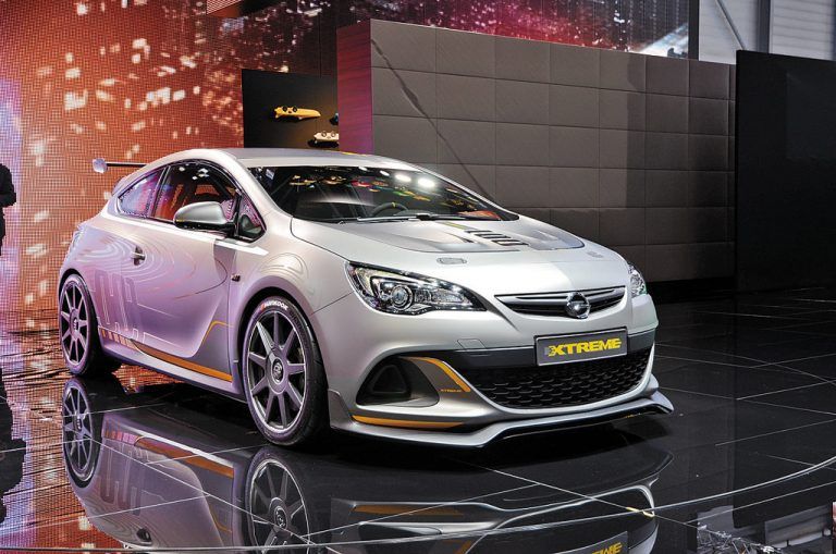Extremer OpelEin Rennwagen für die Straße? Genau das ist der Opel Astra OPC Extreme. Entwickelt wurde der Kompakt-Sportler auf der Nürburgring-Nordschleife. Leistung: über 300 PS.