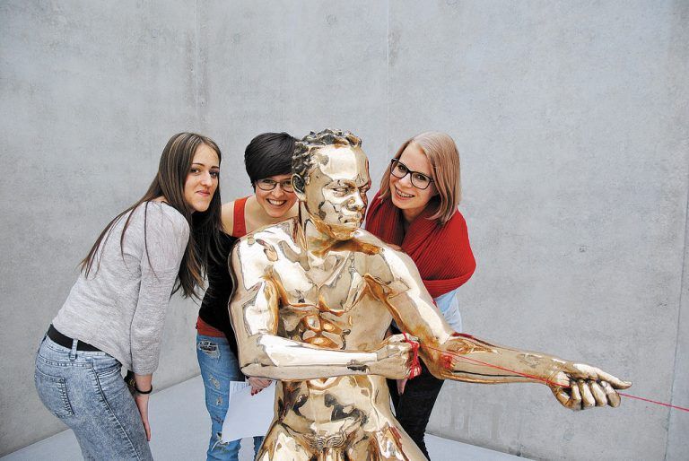Fabienne, Susanne und Bernadette in der aktuellen KUB-Ausstellung von Pascale Marthine Tayou.