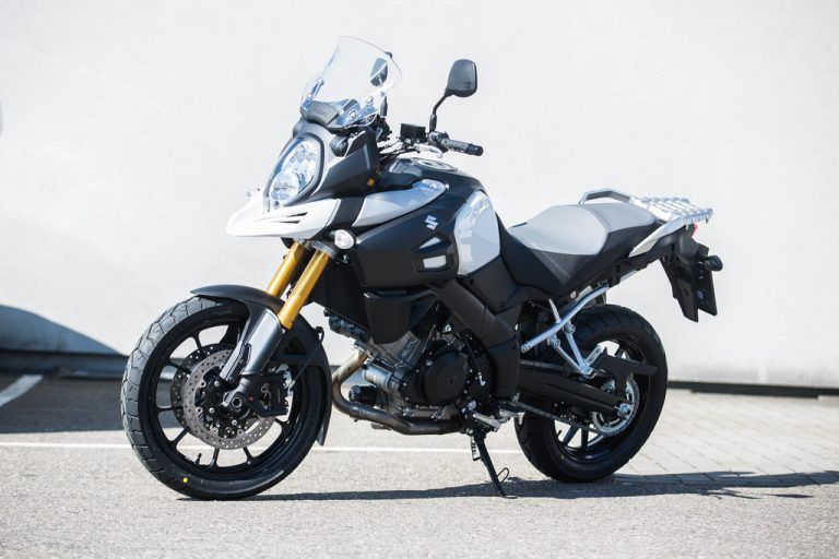 Fahrer unter V-StromVor zwölf Jahren blies Suzuki mit der ersten V-Strom frischen Wind unter die Adventure Tourer. Jetzt reicht der Motor ein maximales Drehmoment von 103 Nm bei 4000 U/min und 100 PS ans Hinterrad weiter. Das Teil wiegt dabei nur 214 Kilo. Ist für 13.970 Euro zu haben.