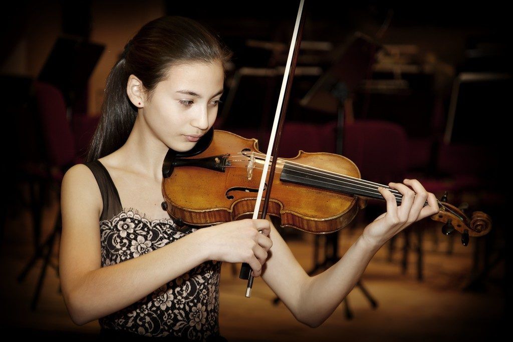 Junge Geigerin, die bezaubert