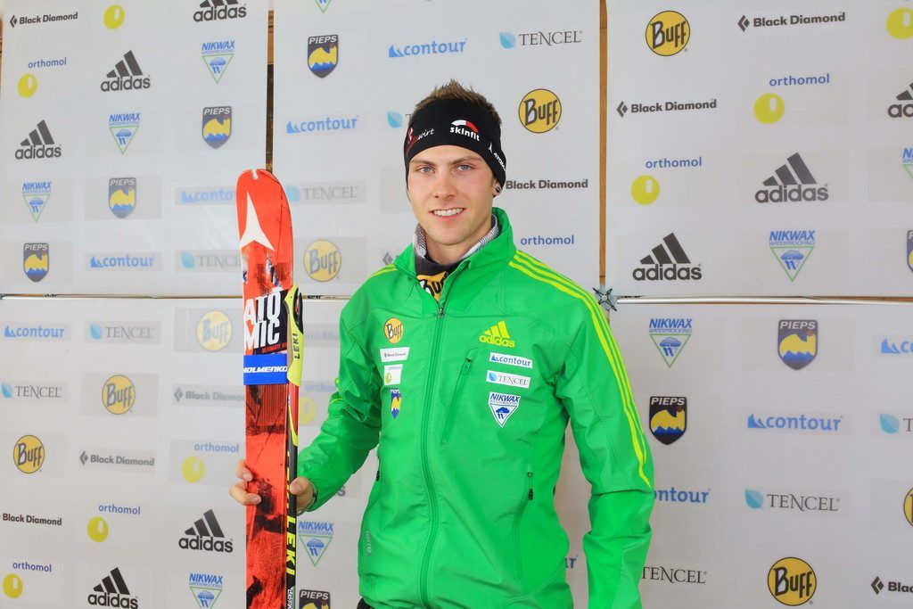 Mit den Skiern an den Füßen den Berg hinauf