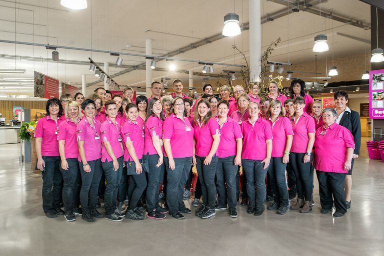 Das sind die Garanten dafür, dass Cornelia Geser und viele andere Kunden gerne bei Sutterlüty in Egg einkaufen. Foto: Kerber