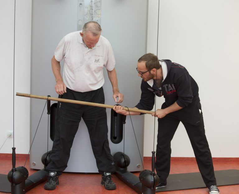 Fitnesstrainer Nandino Brändle (r.) zeigt Manfred Robausch eine neue Übung für den Bizeps.