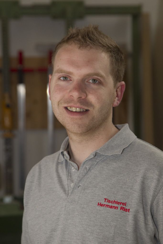 Florian Rist, TischlerFür mich kam nie ein anderer Beruf in Frage. Durch unsere Handarbeit entsteht aus einem einfachen Brett ein exklusives Möbelstück oder ein ganzer Raum.