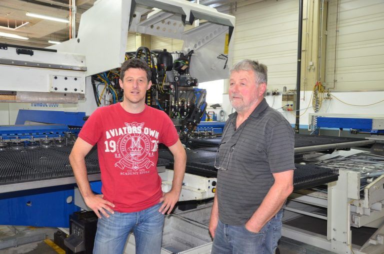 Florian und Wolfgang Huber, die das Unternehmen führen, wollen bei FHE Edelstahl mit dem neuen Laserschneider noch effizienter produzieren.  