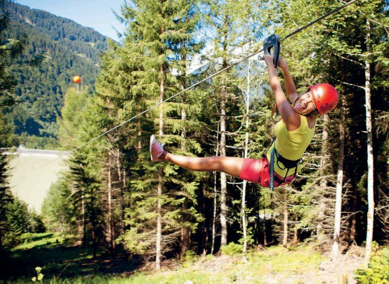 Flying-Fox GolmWer es schnell und aufregend mag, sollte dieses Abenteuer nicht verpassen. Ein 565 Meter langes Stahlseil ermöglicht einen rasanten Flug über den Stausee Latschau – mit einer Geschwindigkeit bis zu 70 km/h.
