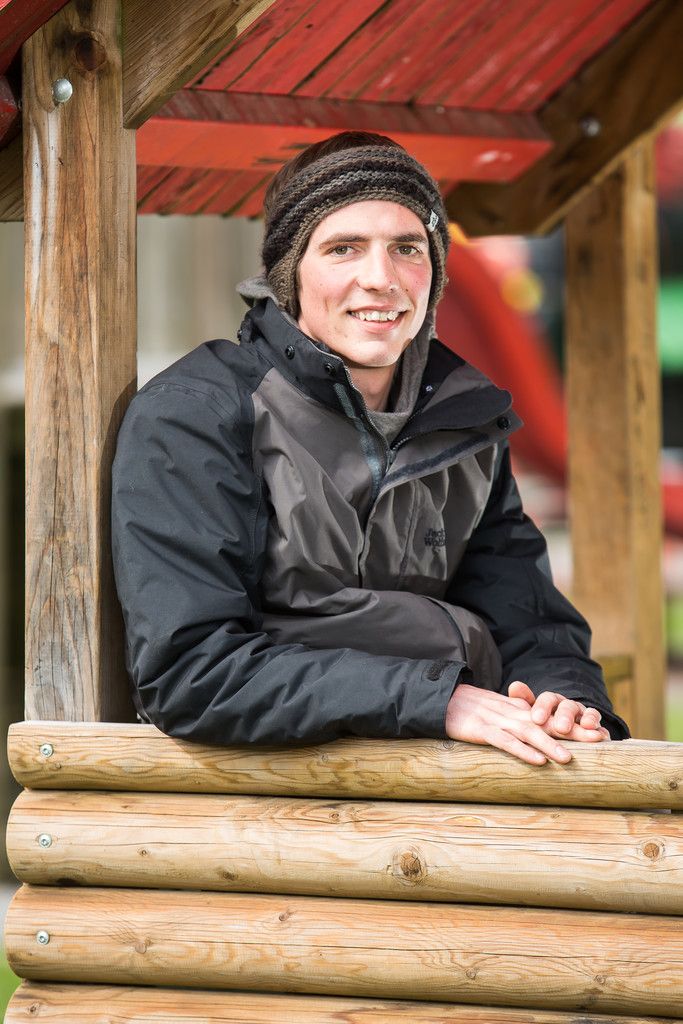 Franz Haupt auf dem Spielplatz, der wie ein Arbeitsplatz ist. Hier ist er oft mit den Kinder der Familien zu finden. Foto: VN/Steurer