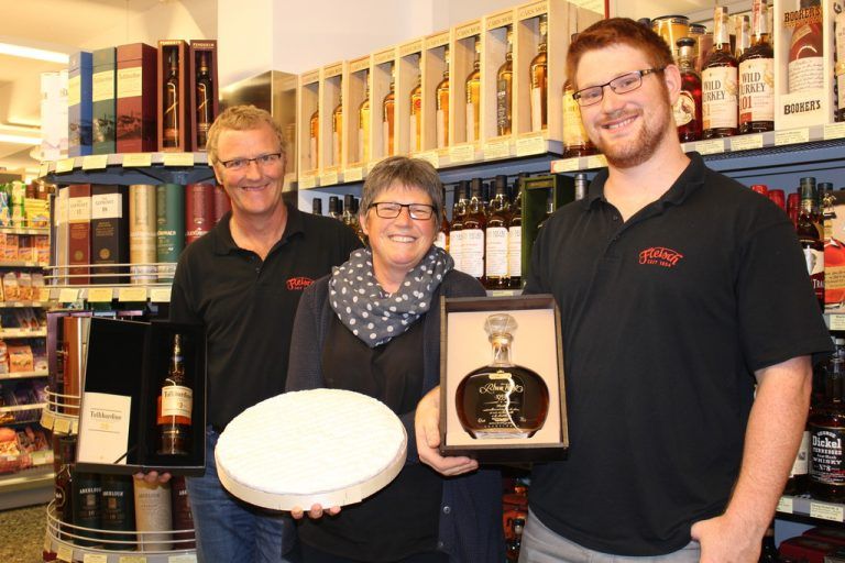 Franz Josef Fleisch, Ehefrau Elisabeth und Sohn Benedikt sind stolz auf ihr Sortiment. Foto: VN/Seidel