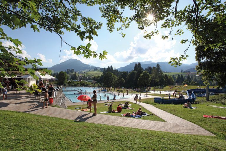 Freibad Riezlern Das Freibad bietet ein großes Schwimmbecken mit Nichtschwimmerbereich, 50-Meter-Bahn, Kinderbecken, Wasserrutschen und Sprungtürmen. Von Mai bis September lockt das kühle Nass inmitten des Bergpanoramas.