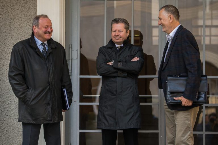 Freundliche Begrüßung: Zeuge Hubert Gorbach, Anwalt Nicolas Stieger und der ehemalige Steuerprüfer Edelbert Meusburger. Foto: VN/Steurer