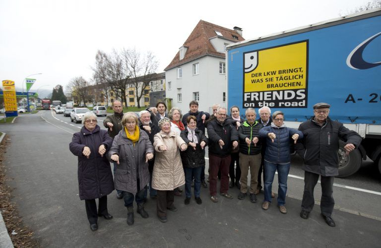 „Friends on the road“: Zynisch mutet diese Lkw-Aufschrift für die geplagten Anrainer an. Foto: VN/Paulitsch