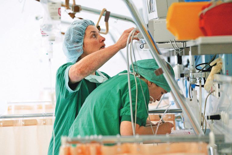 Früher waren sie einfach nur Narkoseärzte. „Heute sind wir perioperative Manager“, beschreibt Primaria Dr. Ruth Krumpholz vom Landeskrankenhaus Bludenz den Wandel ihres Fachs. Vor, während und nach einer Operation sind es die Anästhesisten, die Sorge für das Wohl der Patienten tragen. Dass die laut einer Umfrage wenig über die Tätigkeit eines Anästhesisten wissen, geht für Krumpholz in Ordnung. Es tue im Grunde ja auch nichts zur Sache. Wichtig sei, dass der Patient gut durch einen Eingriff gebracht werde. „Wir sind die, die am meisten im Hintergrund arbeiten“, ergänzt die Chefärztin des LKH Bludenz.Die Arbeit der Anästhesisten beginnt in der Anästhesieambulanz, wo Voruntersuchungen und eine Risikoabschätzung erfolgen. „Auf dieser Basis kann das geeignete Anästhesieverfahren ausgewählt werden“, erklärt Ruth Krumpholz. Außerdem gilt es, die entsprechende Nachsorge vorzubereiten, beispielsweise eine Akutschmerztherapie. Auch die Überwachung im Aufwachraum bis zur Entlassung auf die Station fällt in den Aufgabenbereich der Anästhesie. Ebenso die Reanimation bei internen Notfällen. „Denn die meisten Anästhesisten sind auch Intensiv- und Notfallmediziner“, merkt Krumpholz an.Daraus resultiert auch, dass ein Großteil der Mediziner, die Flugrettungsdienst versehen, Mitarbeiter der Anästhesieabteilungen der Vorarlberger Spitäler sind.Da Patientensicherheit oberstes Gebot ist, finden regelmäßig Fortbildungen sowie Wiederbelebungsschulungen statt. Ähnlich wie bei Piloten erfolgt ein Simulatortraining, um in kritischen Situationen optimal reagieren zu können. In Österreich existieren derzeit lediglich fünf zertifizierte Simulationszentren in Spitälern, eines davon steht in Vorarlberg.