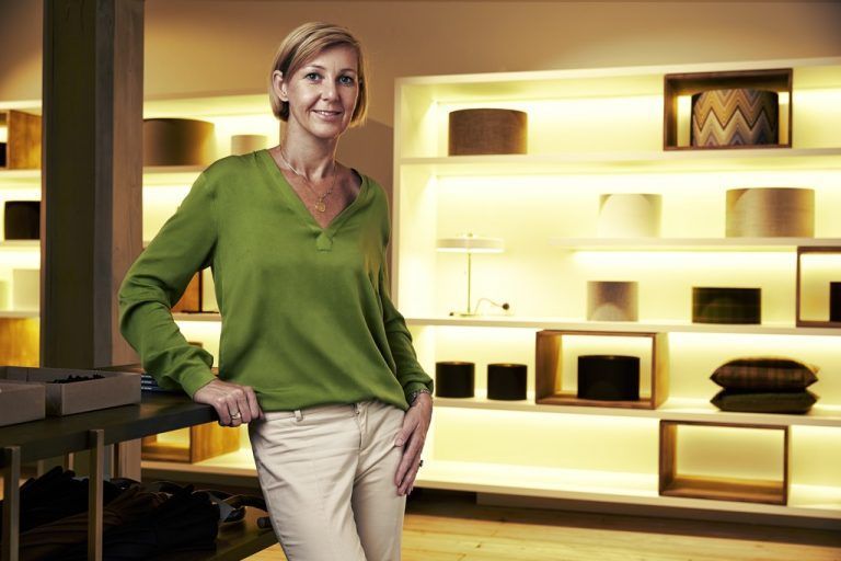 Für Inhaberin Anna Claudia Strolz sind Lampen mehr als nur Lichtspender. Foto: Adolf Bereuter/red