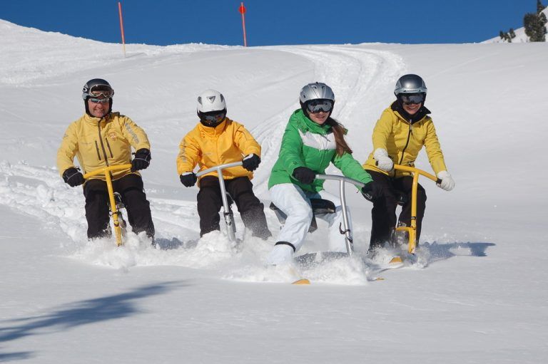 Funsport SnowbikeTiefschnee, Carving, Buckelpiste – all das ist auch mit dem Snowbike möglich. Ab 13. Dezember, immer samstags um 10 Uhr, treffen sich vor Sport Kessler in Riezlern Interessierte, um die Handhabung des „Schneefahrrads“ zu lernen.