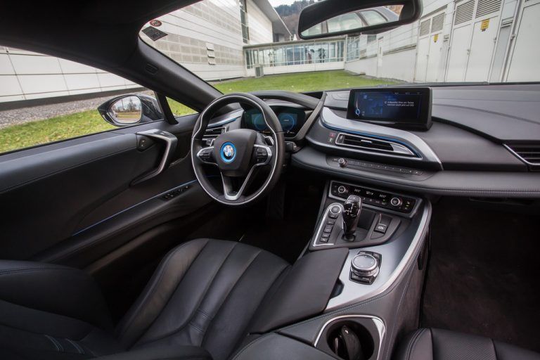 Futuristisch gestaltetes Cockpit.