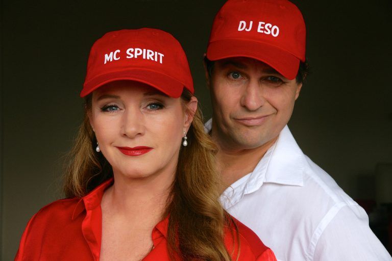 Gabriela Benesch und Erich Furrer zeigen ihr neues Programm „Hilfe, wir sind erleuchtet!“. Foto: Veranstalter