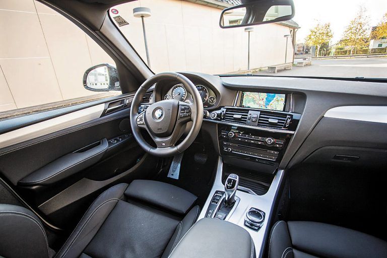 Ganz auf den Fahrer zugeschnittenes Cockpit.