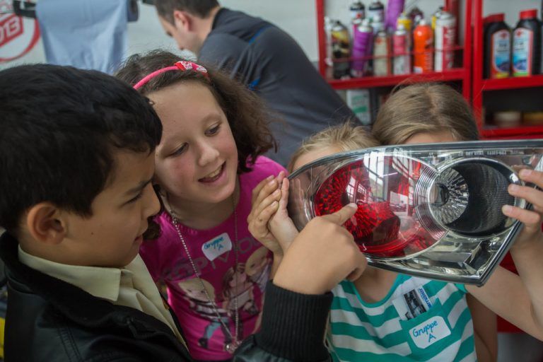 Ganz nach dem Motto „schaffa“ und „werkla“ inspizierte die dritte Klasse der Volksschule Blattur in Götzis die Arbeit eines Automechanikers. Foto: VN/Steurer
