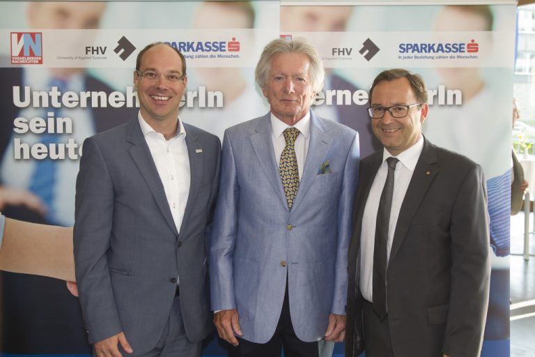 Gastgeber Stefan Fitz-Rankl (links) und Sparkassenvorstand Werner Böhler (rechts) mit dem Referenten des Abends, DI Fritz Zumtobel.