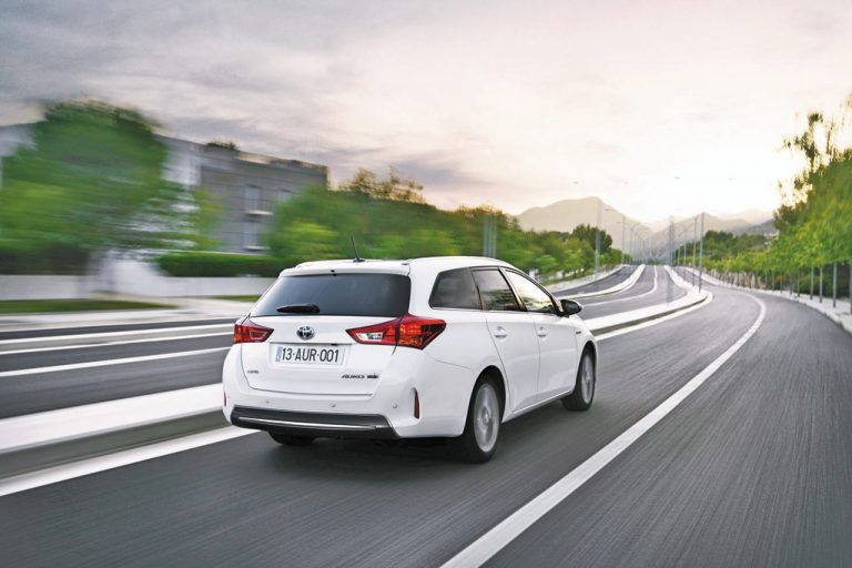 Gefällig gezeichneter Auris-TS-Abschluss.