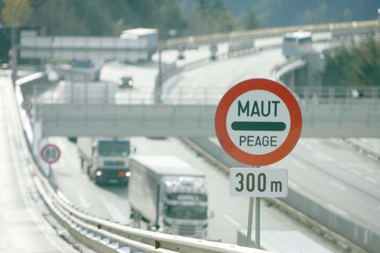 Geht es nach der EU, soll eine flächendeckende Maut auch für Pkw eingeführt werden, die den einzelnen Ländern zugute kommen soll. Foto: VN