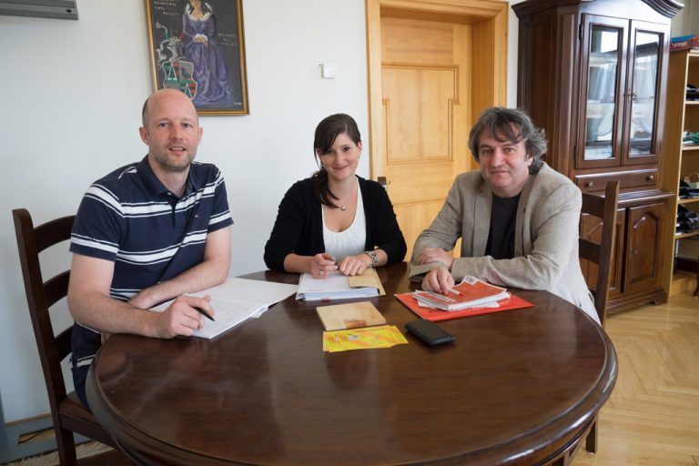 Gemeindesekretär Helmut Wegeler, Finanzchefin Carolin Neyer und Bgm. Michael Tinkhauser sind sich einig: Keine weitere Währungsspekulation.