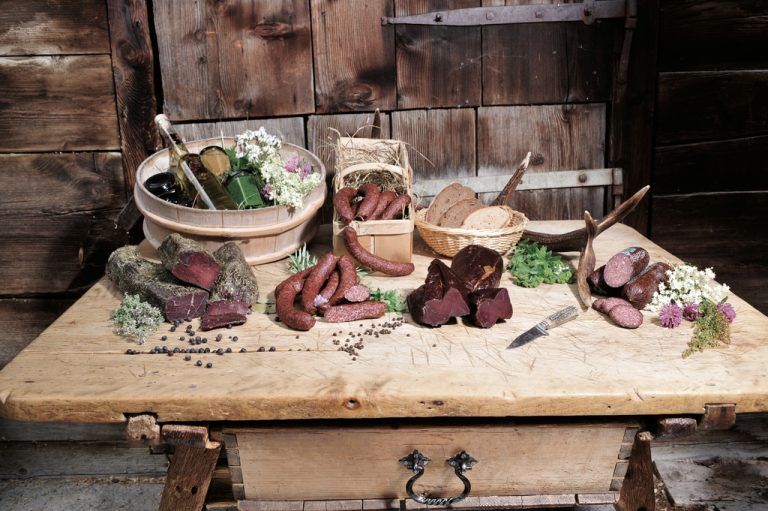 Genusshütten-Wanderung Ganz bewusst kommen in den fünf Genusshütten nur regionale und saisonale Speisen auf das Brotzeitbrett. Voraussetzung dafür ist die enge Zusammenarbeit mit heimischen Landwirten, Jägern und Produzenten.