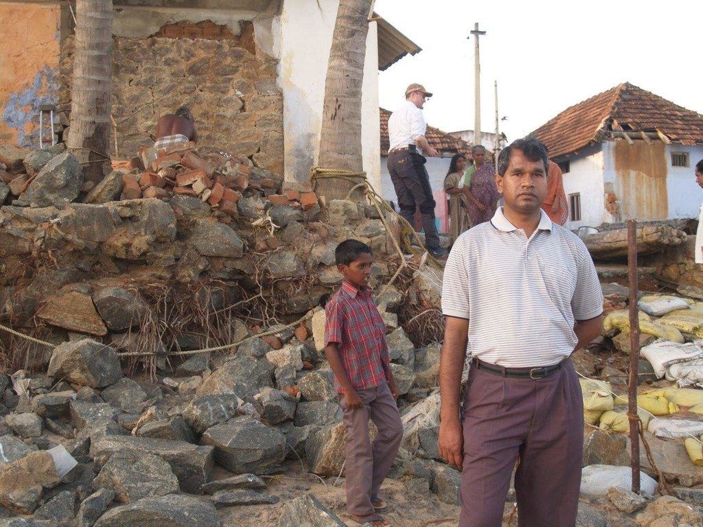 Neue Häuser und Boote für indische Fischer