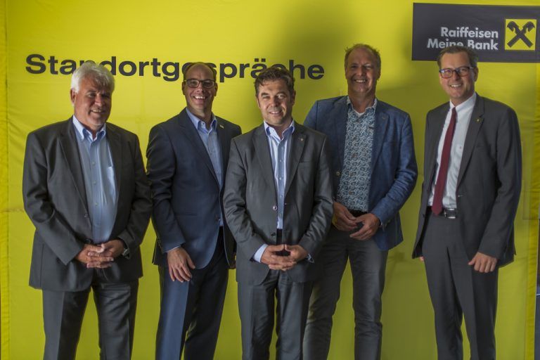 Gerald Mathis (ISK), Stefan Fitz-Rankl (FHV), Harald Moosbrugger, Land, Referent Huub van Ettekoven, Johannes Ortner, Raika-Chef (v. l.).