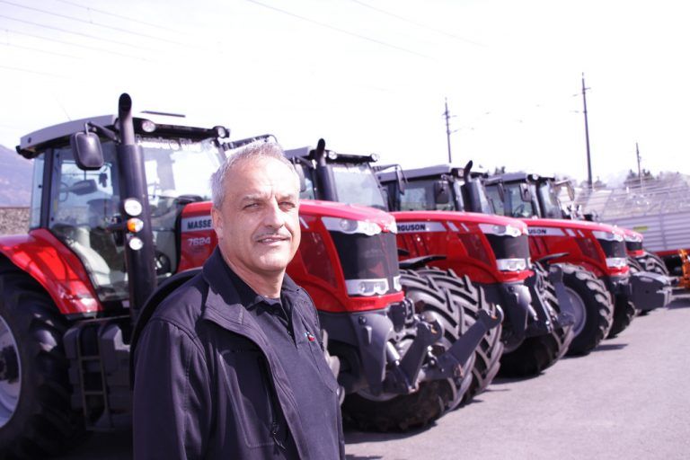 Geschäftsführer Ernst Zech präsentiert dieses Wochenende die ganze Landmaschinen- und Traktoren-Palette. Foto: Hechenberger