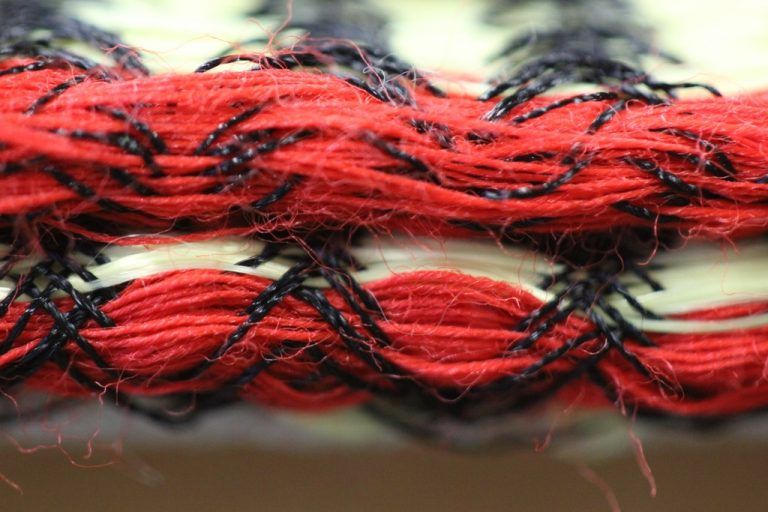 Gestickte Faserverbundstruktur mit Kevlarfasern und thermoplastischen Fasern, vor und nach dem Erhitzen.